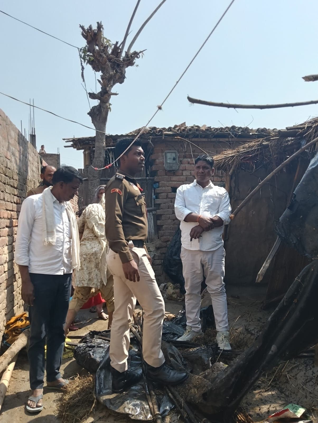 बिजली के शॉर्ट सर्किट से दो घर जलकर राख