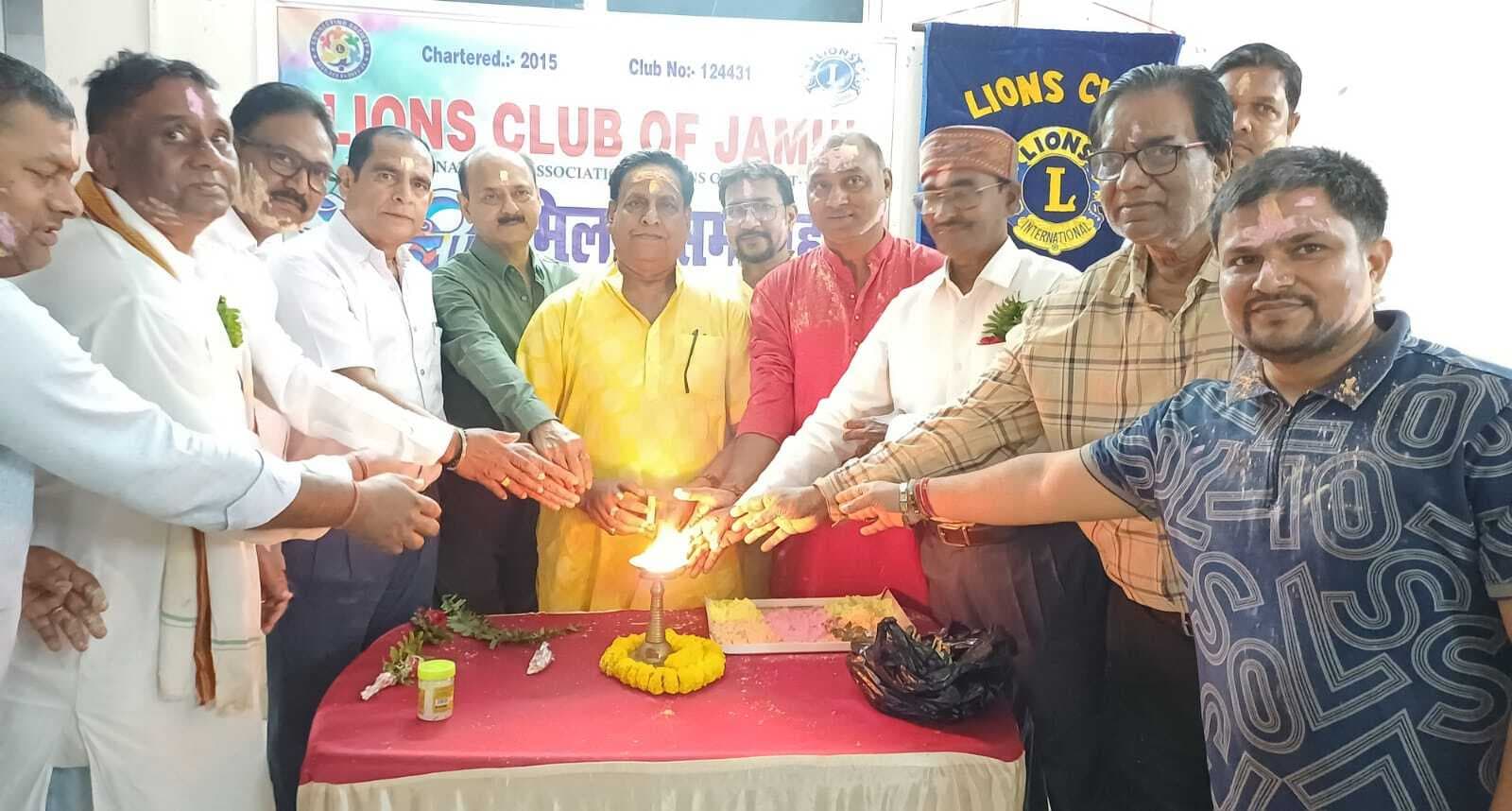 रंग-गुलाल लगाकर सौहार्द का दिया संदेश