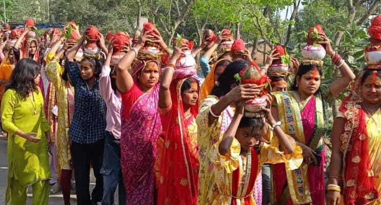 सात दिवसीय श्रीमदभागवत कथा को लेकर निकाली गयी कलश शोभायात्रा