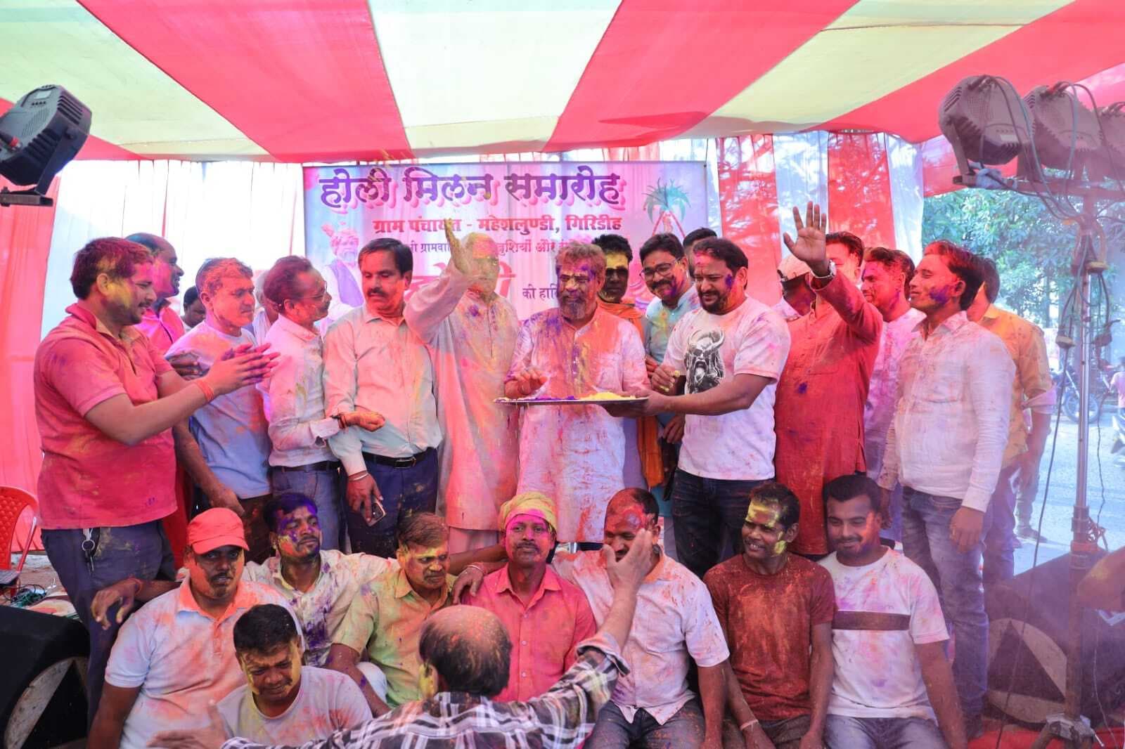 Giridih News :छायी होली की मस्ती, उड़ रहे गुलाल