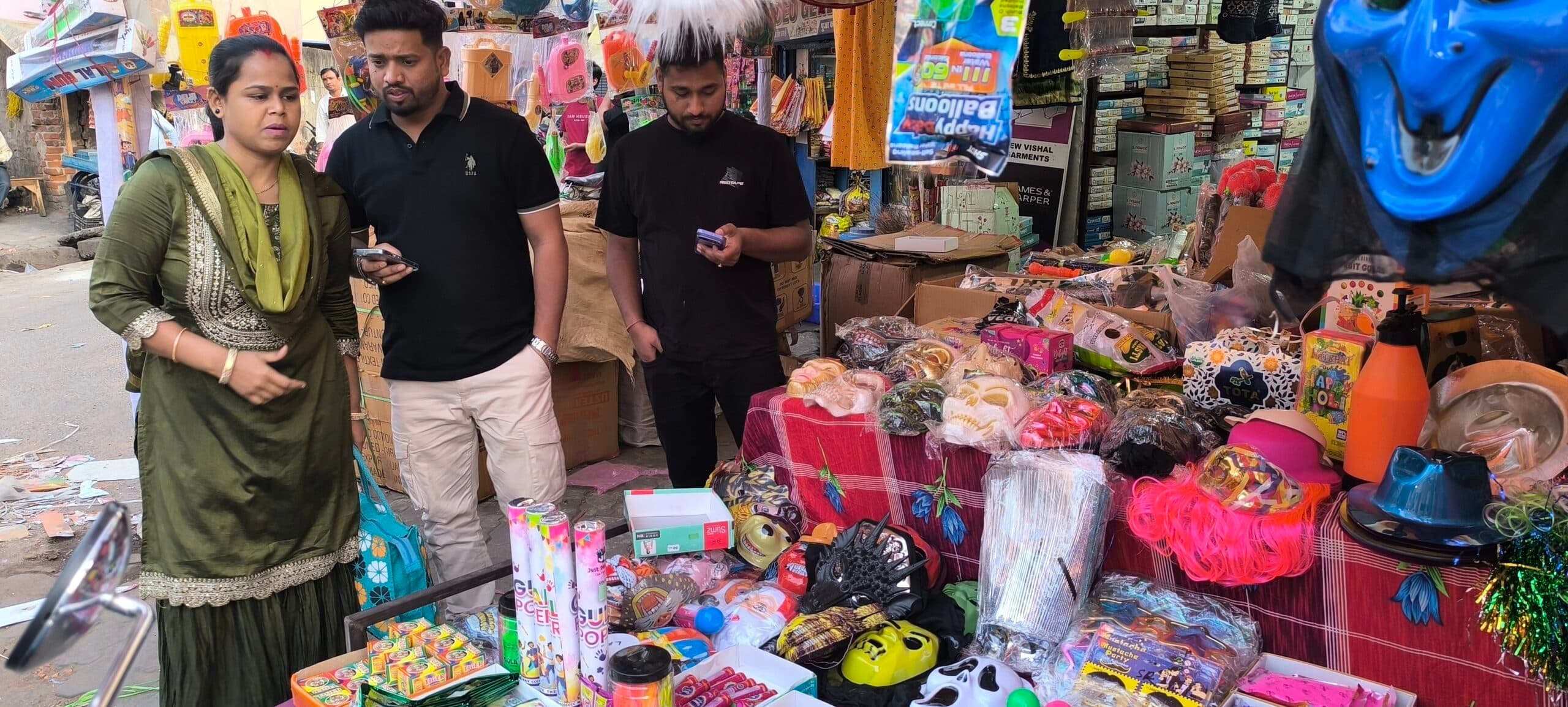 Giridih News :होली आते ही गिरिडीह के बाजारों में बढ़ी रौनक, खरीदारी के लिए उमड़ रही भीड़