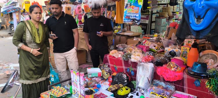 Giridih News :होली आते ही गिरिडीह के बाजारों में बढ़ी रौनक, खरीदारी के लिए उमड़ रही भीड़