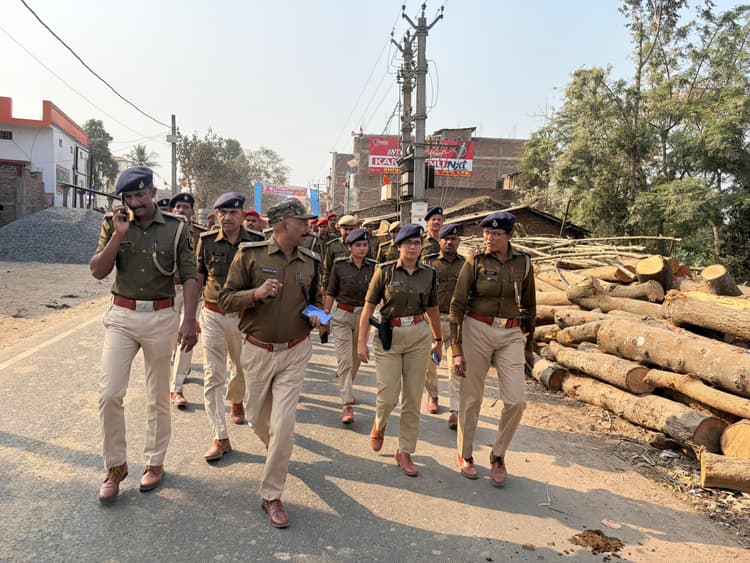 होली को लेकर एसडीपीओ ने किया फ्लैग मार्च