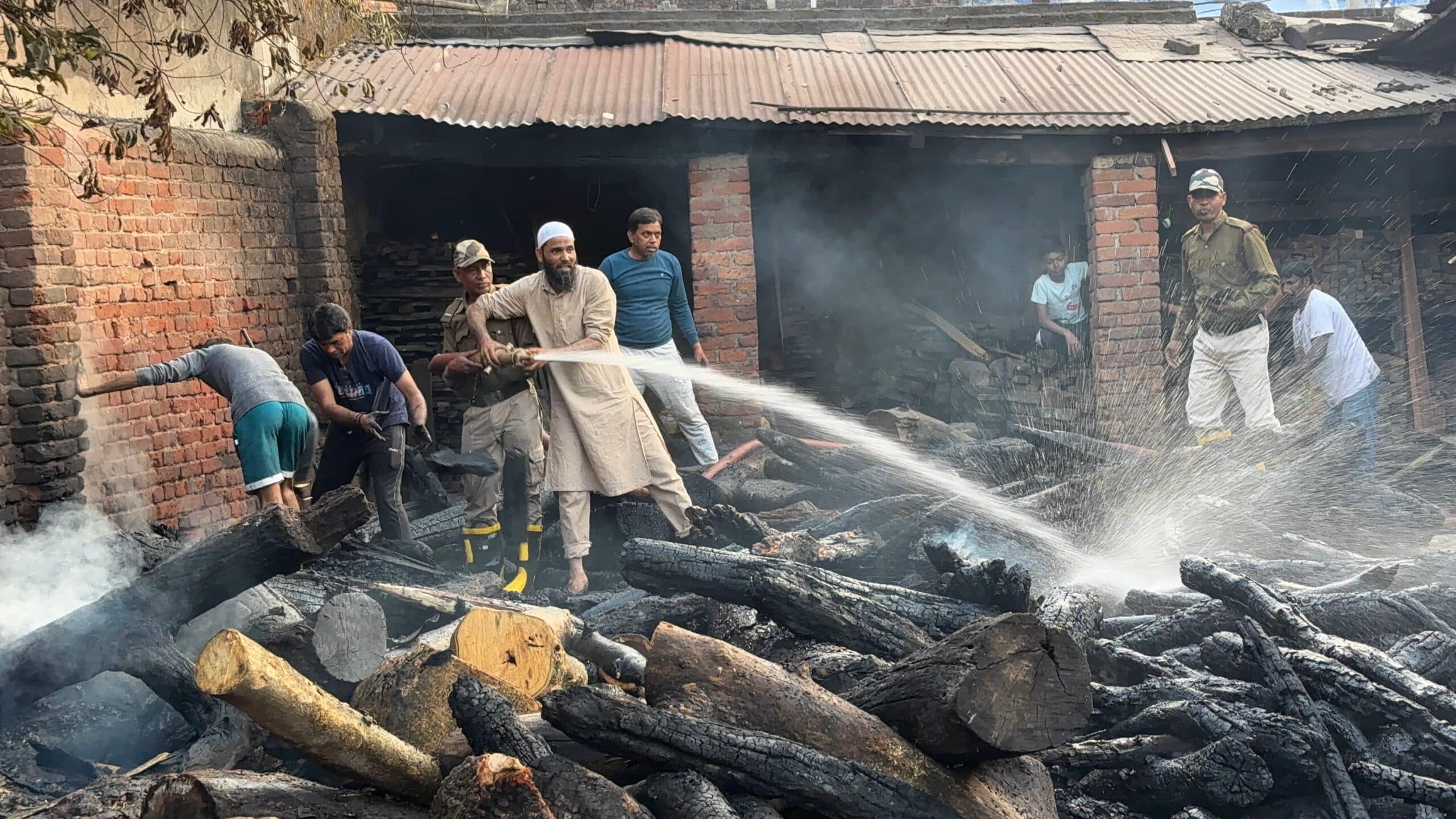 Giridih News :लकड़ी मिल में लगी आग, चार लाख का नुकसान