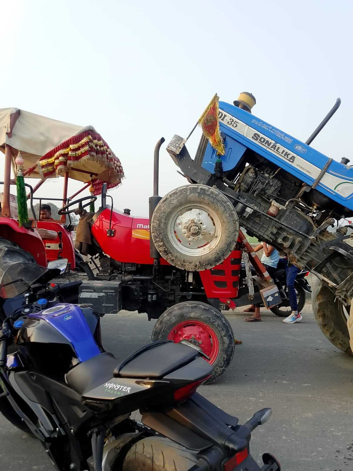 टक्कर के बाद एक-दूसरे के ऊपर चढ़ गये ट्रैक्टर