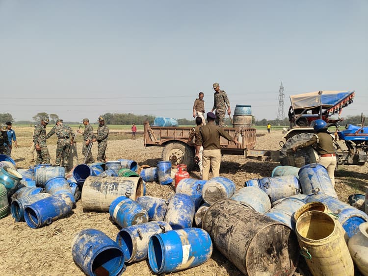 देसी शराब बनाने वाले मिनी फैक्ट्री से 10 हजार लीटर  शराब जब्त