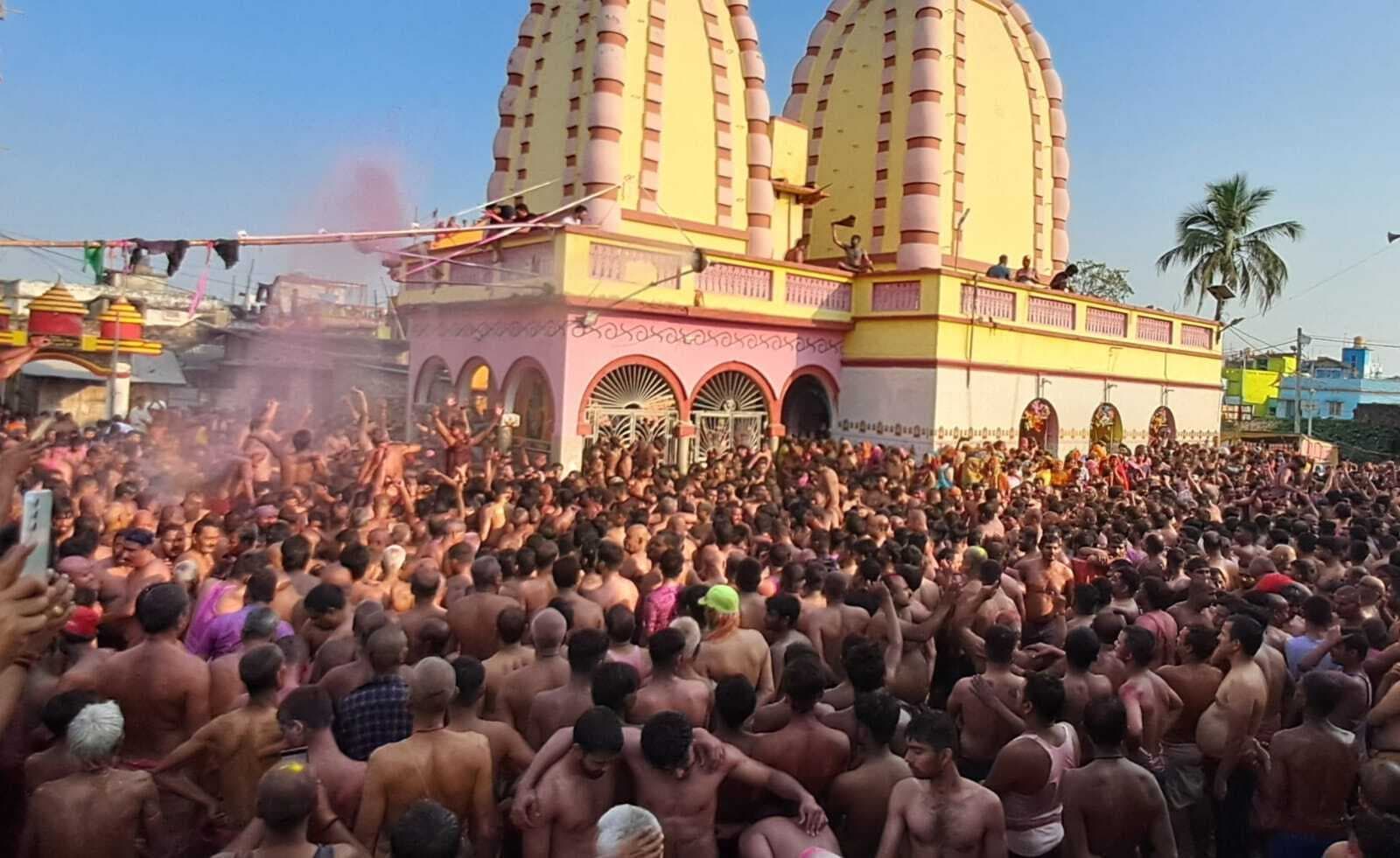 लोगों के एक-दूसरे को गुलाल लगाकर मनायी बनगांव की घुमौर होली