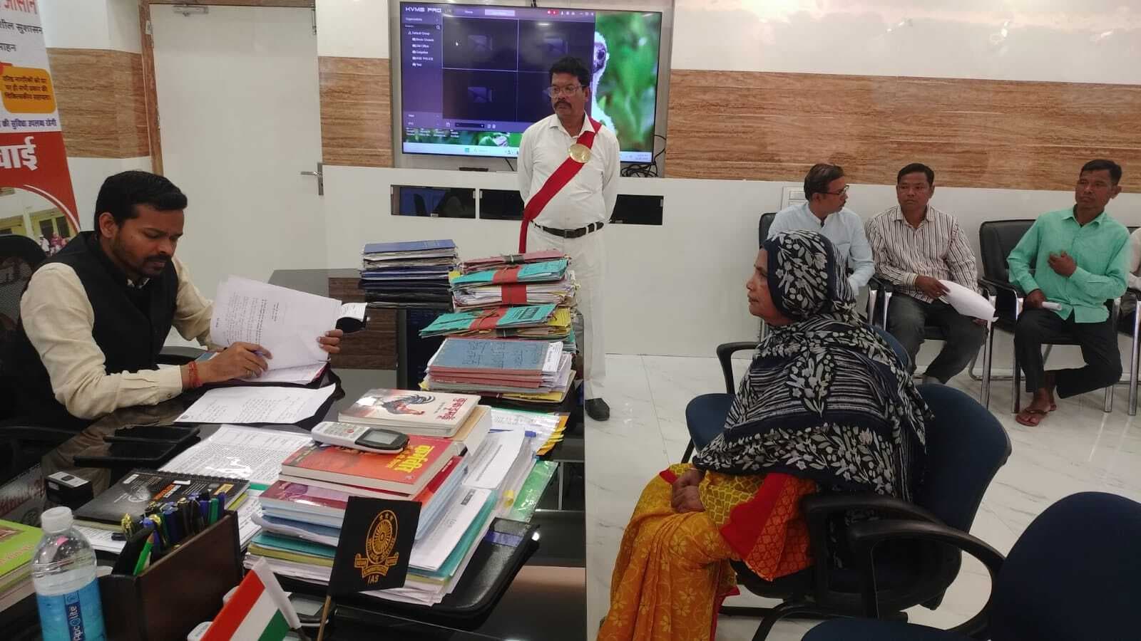 सोमवार व शुक्रवार को अफसरों की उपस्थिति अनिवार्य : डीएम