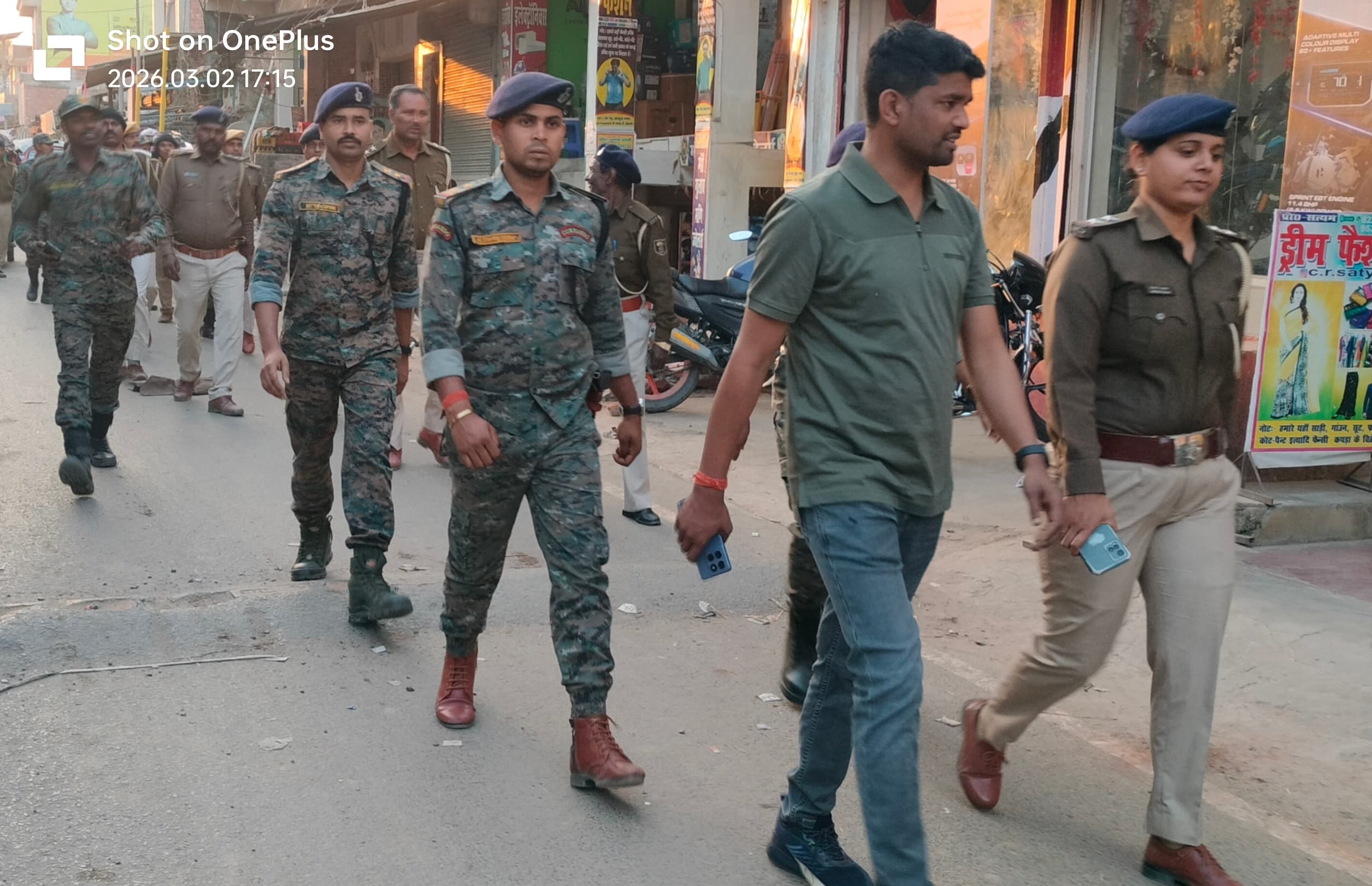 होली को ले पुलिस ने किया फ्लैग मार्च, शांति व सौहार्द का दिया संदेश