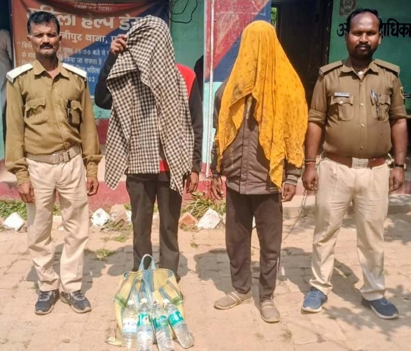 टोटो से 12 लीटर शराब के साथ दो धंधेबाज गिरफ्तार
