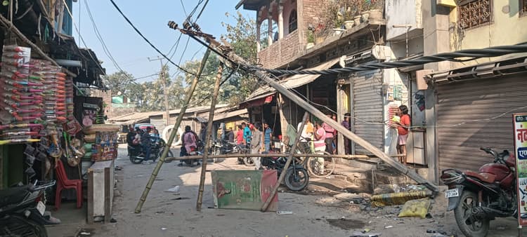 अनियंत्रित कार ने सड़क किनारे बिजली पोल में मारी ठोकर