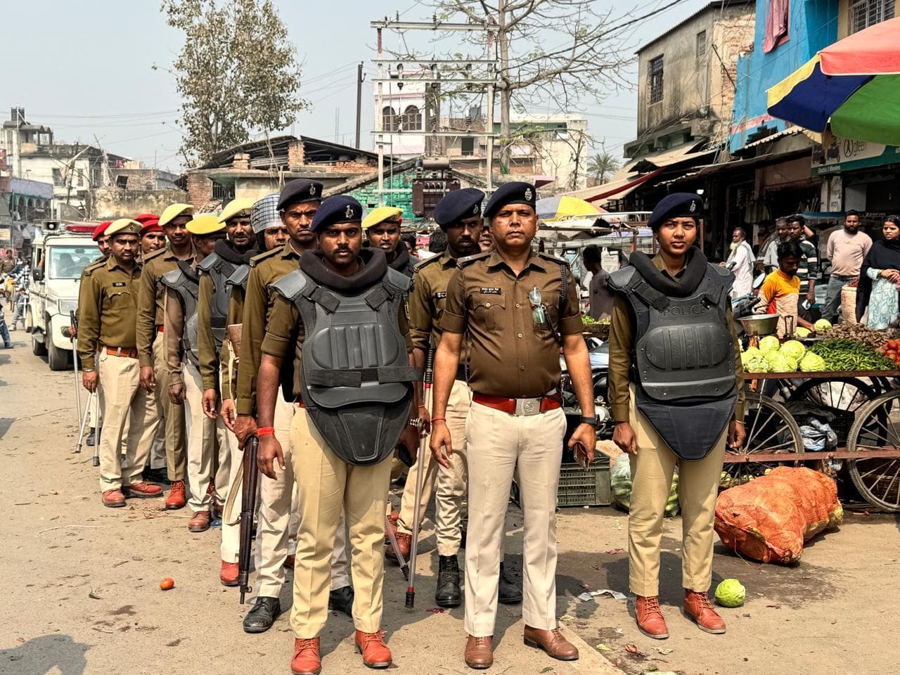 पुलिस ने निकाला फ्लैग मार्च