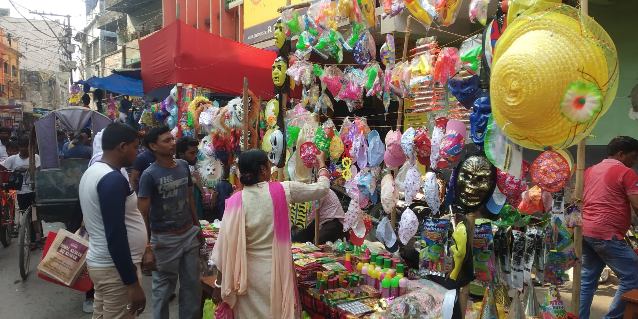 होलिका दहन के साथ होली की शुरुआत, लोगों ने जमकर खेला अबीर गुलाल