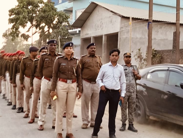 सालमारी पुलिस ने होली को निकाला फ्लैग मार्च