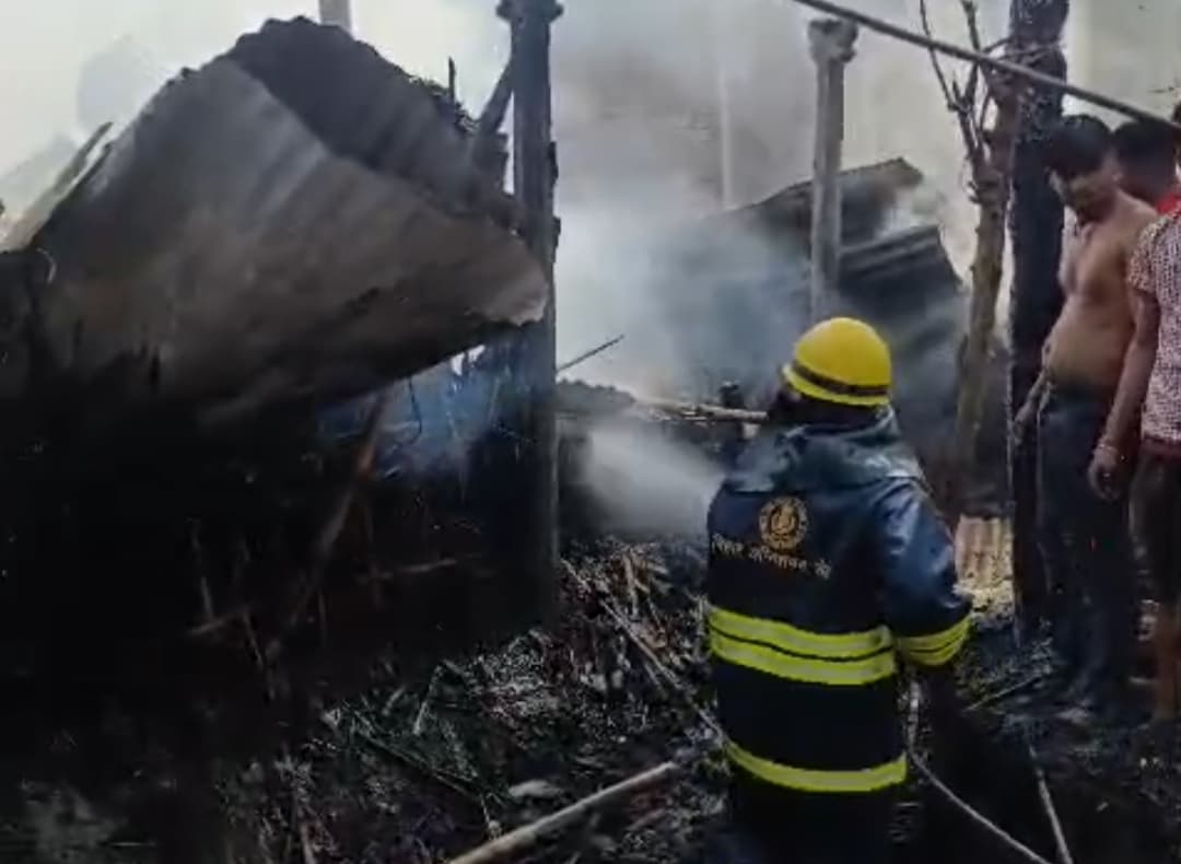 अगलगी में 10 घर जलकर राख, बेटियों की शादी के लिए रखी नगदी भी जली