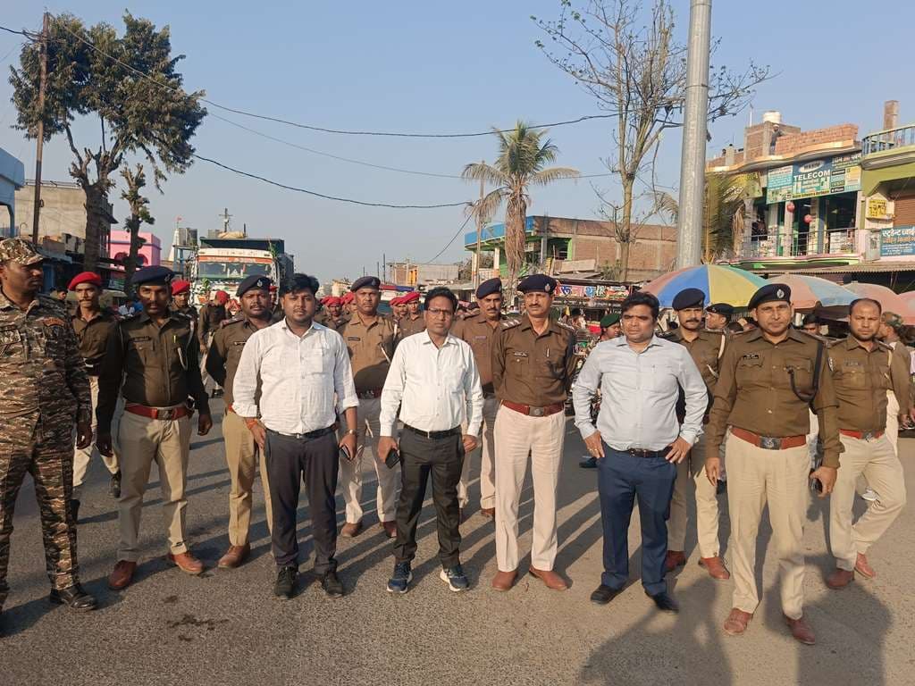 होली को लेकर मुख्य मार्ग पर निकाला फ्लैग मार्च