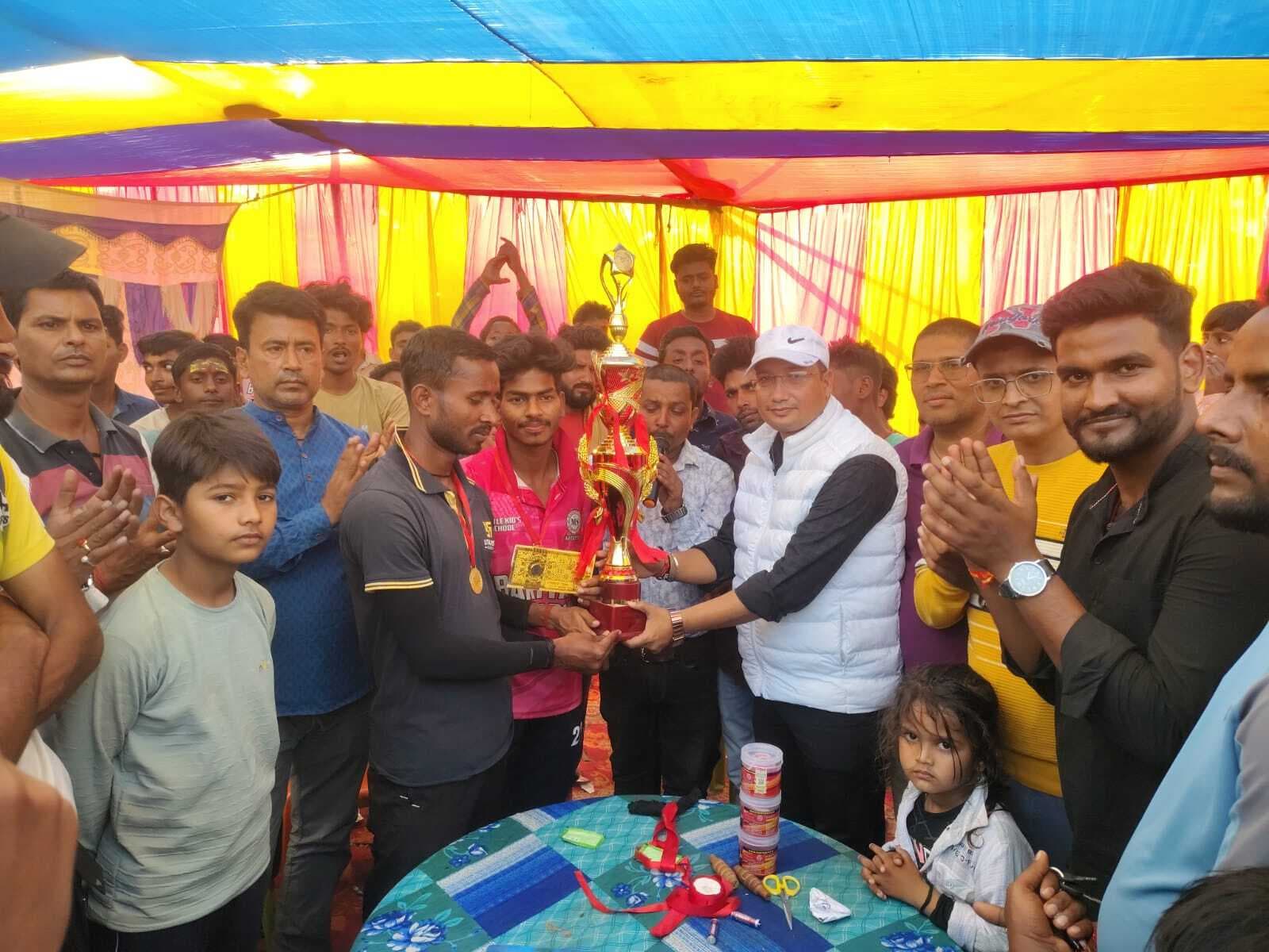 मुरली की टीम बनी क्रिकेट टूर्नामेंट की विजेता