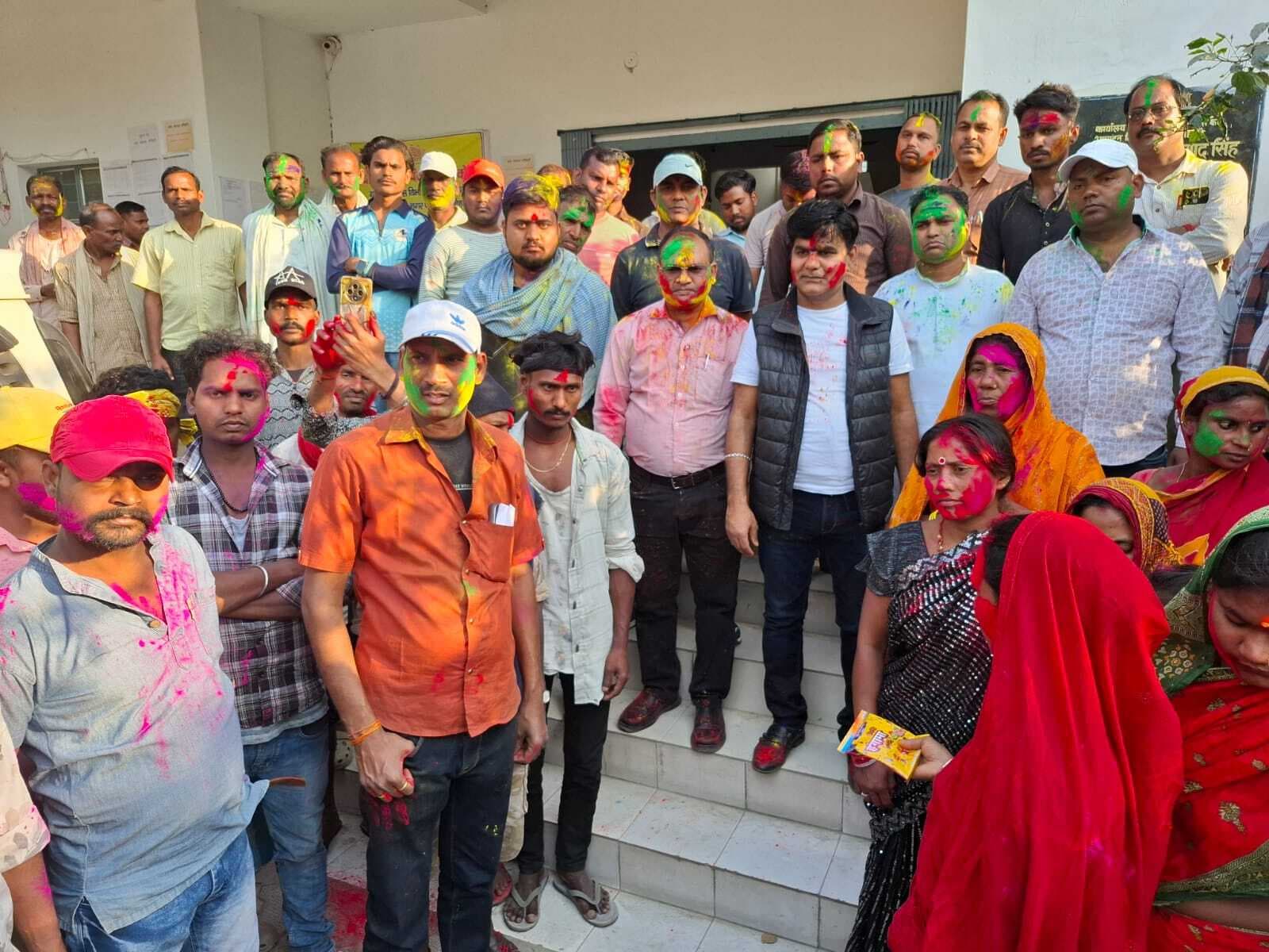 नगर मुख्यपार्षद ने नपं के सफाई मित्र के साथ खेली होली