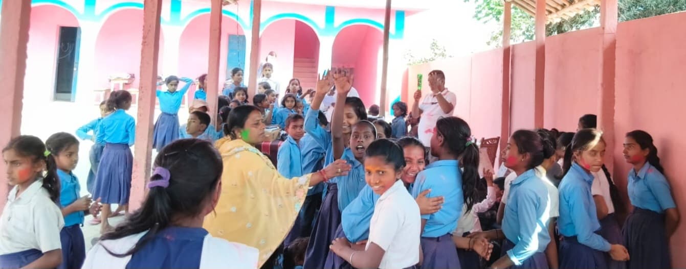 विद्यालय में बच्चों ने मनायी होली