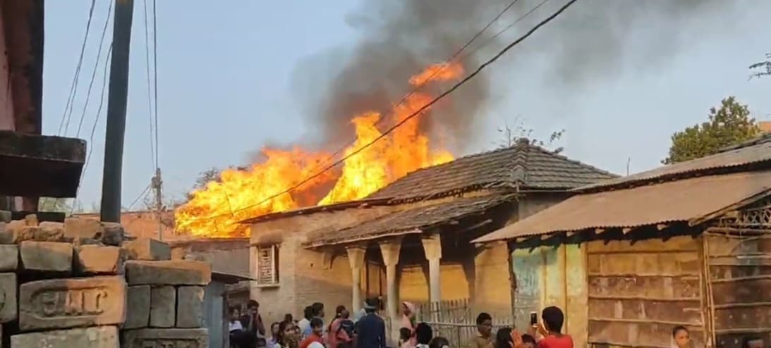 खाना बनाने के दौरान लगी आग, आधा दर्जन घर जले