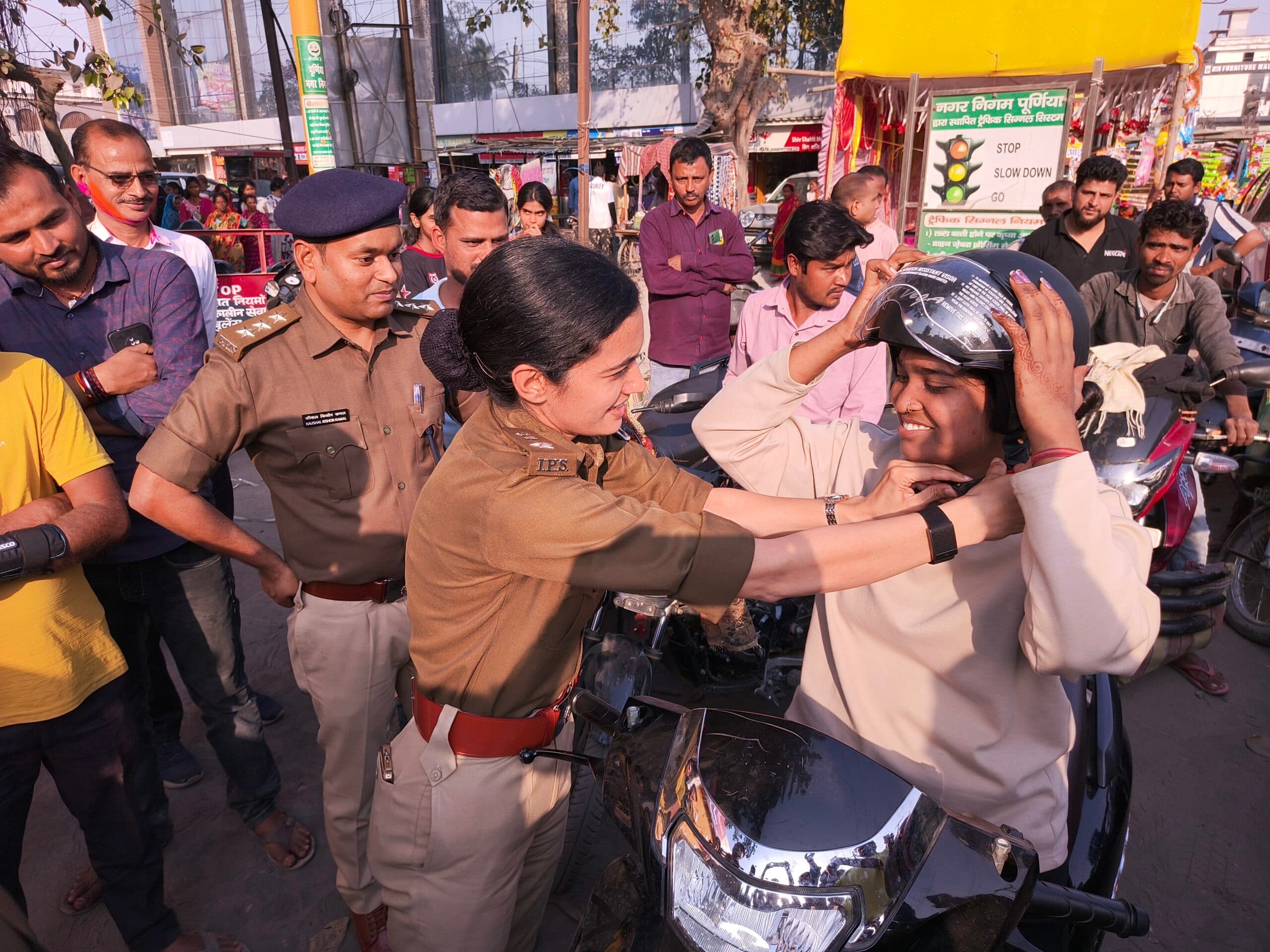 सुरक्षित होली अभियान के तहत एसपी ने बाइक चालकों को पहनाया हेलमेट