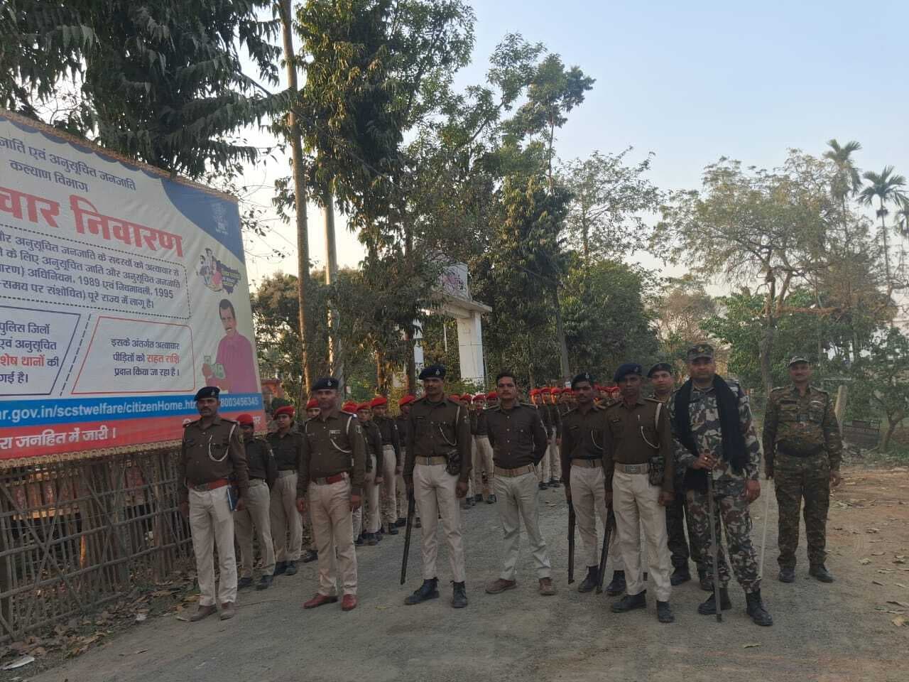 होली को लेकर निकाला फ्लैग मार्च