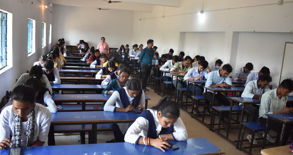 क्विज प्रतियोगिता में शामिल हुए विद्यार्थी