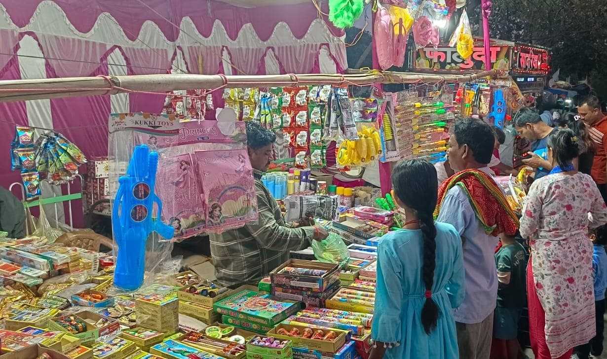 होली से पूर्व रंगों में सराबोर कोयलांचल, रंगों का बाजार सजे