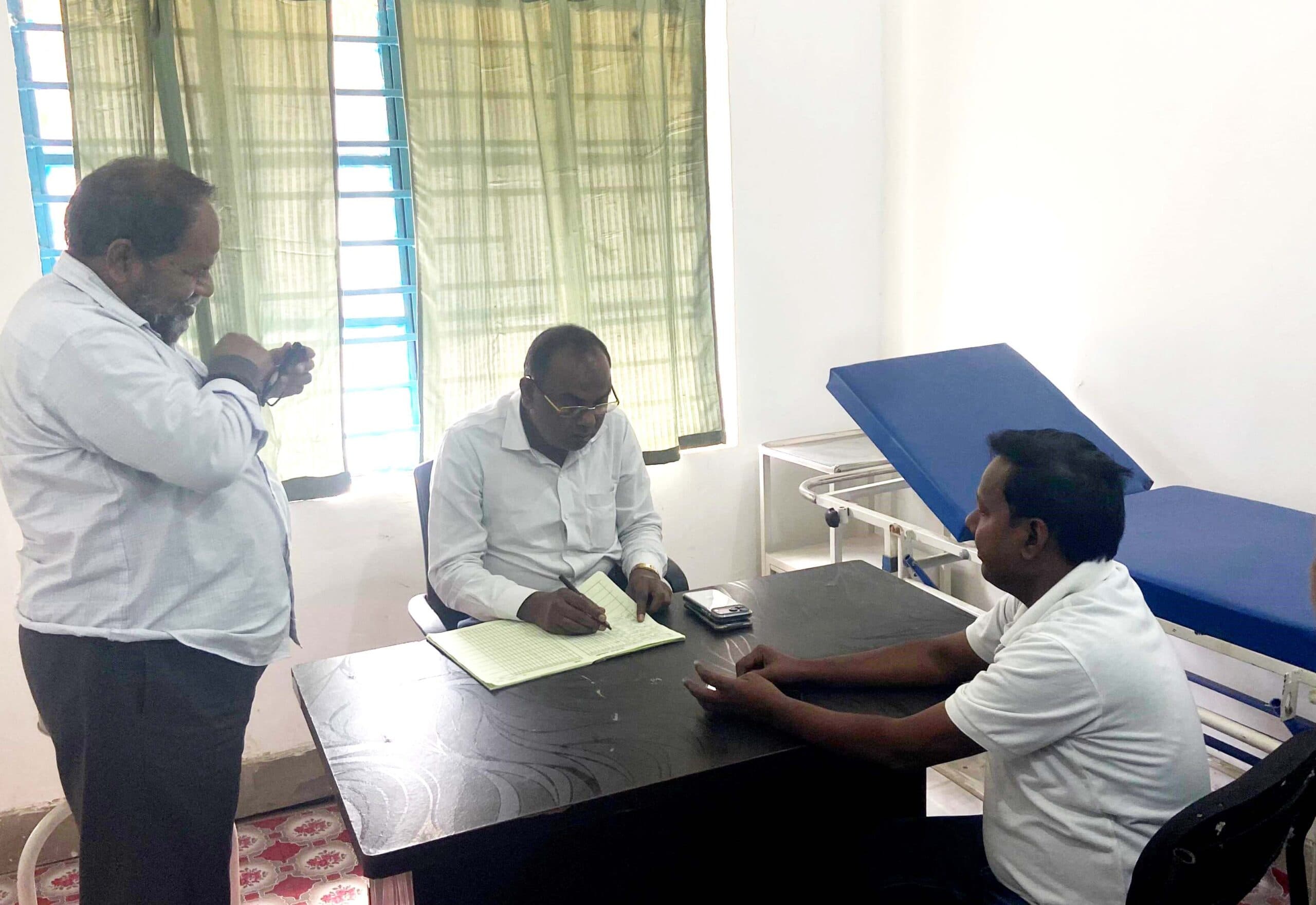 एपीएचसी मच्छट्टा में बीडीओ के निरीक्षण में गायब मिले दोनों डॉक्टर