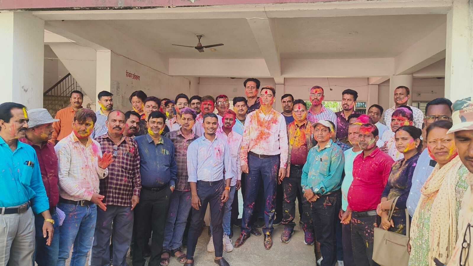 होलियाना मूड में कर्मियों ने एक-दूसरे को लगाये अबीर-गुलाल