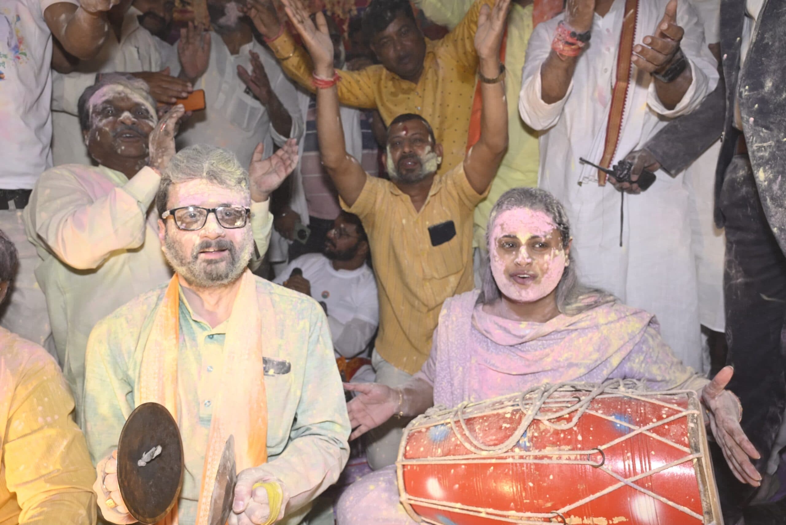 होली मिलन समारोह में मंत्री ने बजाया ढोल