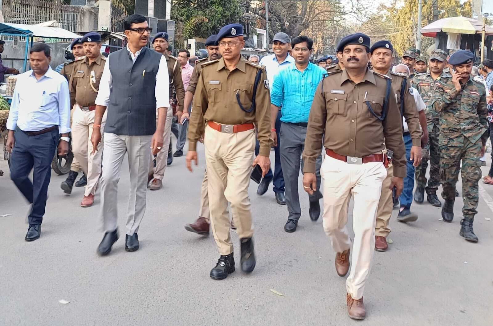 डीएम-एसपी ने किया फ्लैग मार्च, सुरक्षा व सद्भाव का संदेश