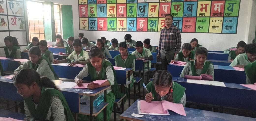 करमाटांड़ में आठवीं बोर्ड परीक्षा की शांतिपूर्ण संपन्न