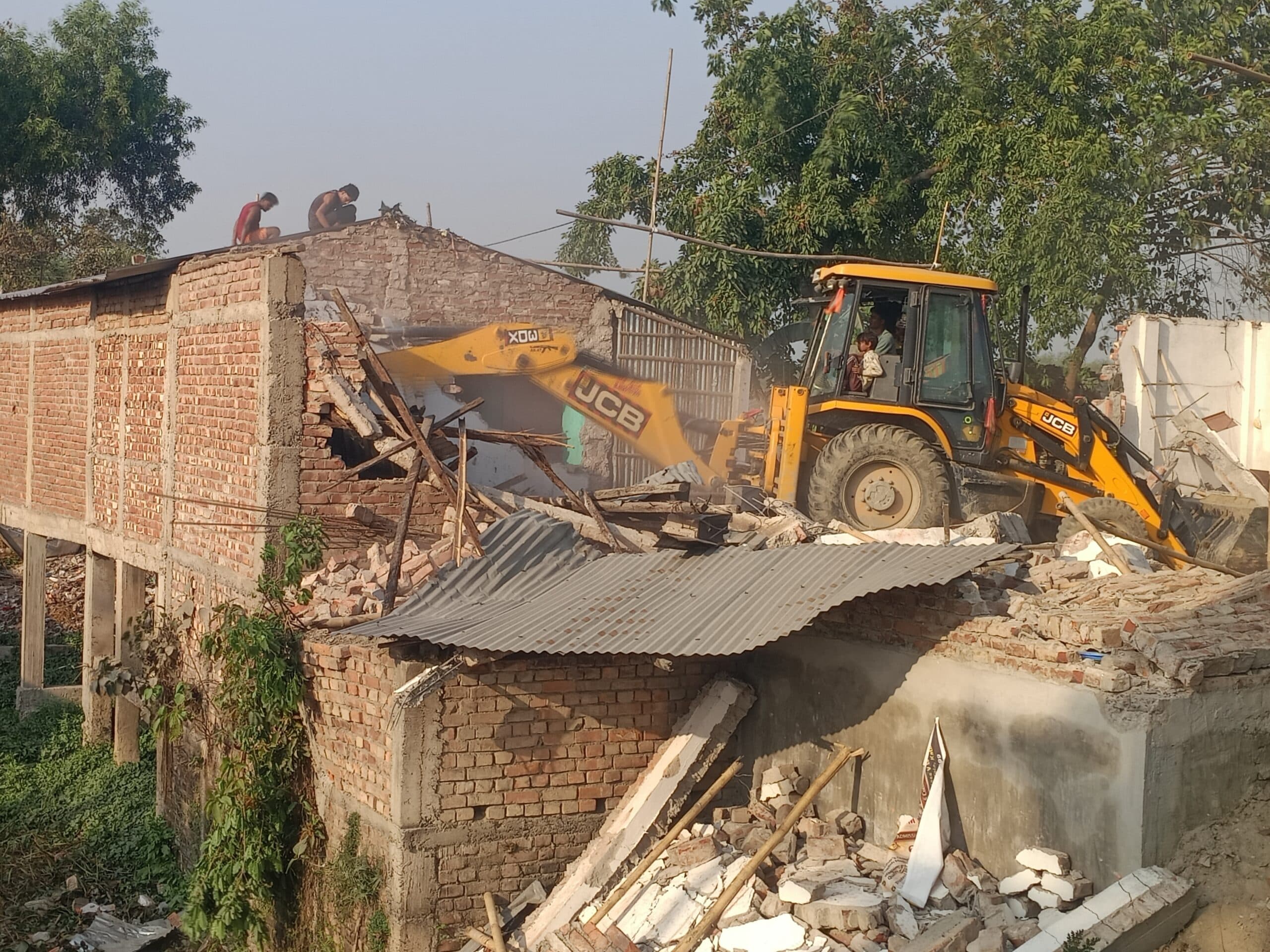 बिहार सरकार की जमीन पर अतिक्रमण किए 44 दुकानों पर चला बुलडोजर