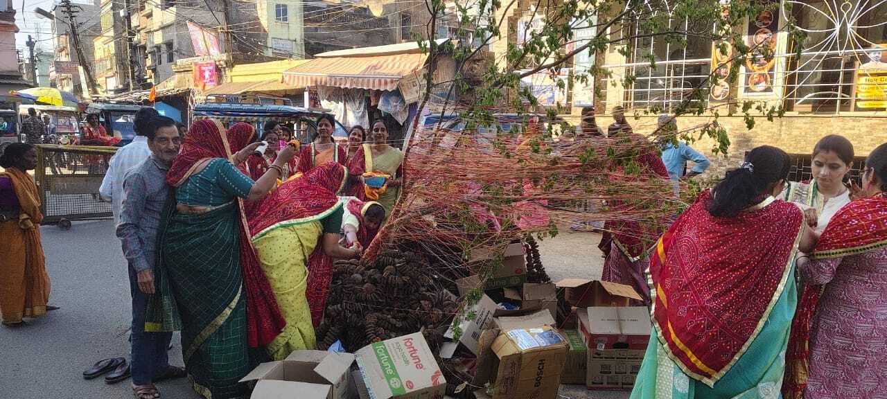 होलिका दहन को लेकर लोगों ने पारंपरिक तरीके से की पूजा