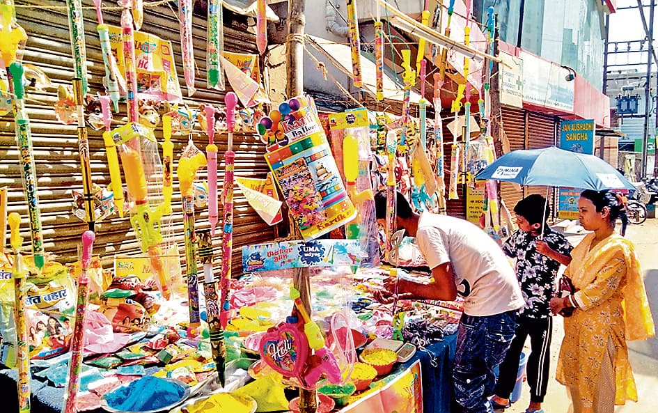 शिल्पांचल के बाजारों में होली की सतरंगी छटा