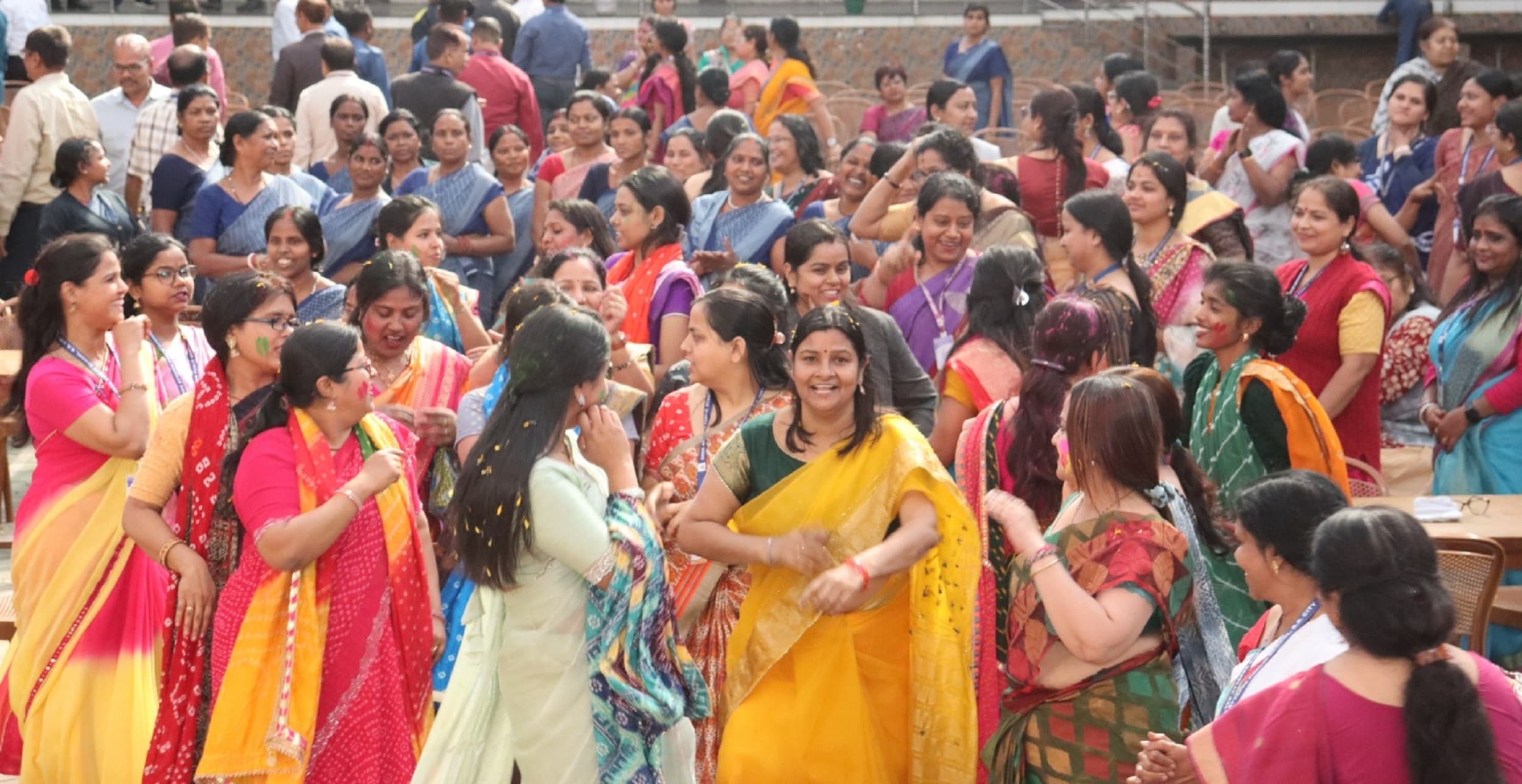 Bokaro News : शहर से गांव तक फगुआ बयार, चारों ओर छाई होली की मस्ती