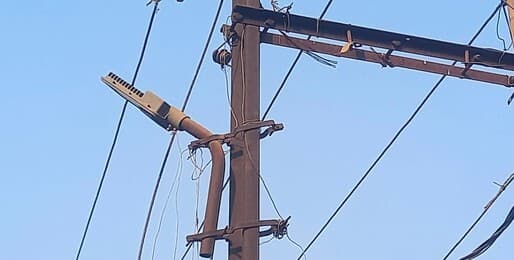 पथरगामा के कलाली मोड़ पर खराब वेपर लाइट से बढ़ी अंधेरे की समस्या