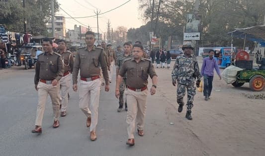 एसडीपीओ के नेतृत्व में पुलिस ने शहरी इलाकों और संवेदनशील क्षेत्रों में किया फ्लैग मार्च