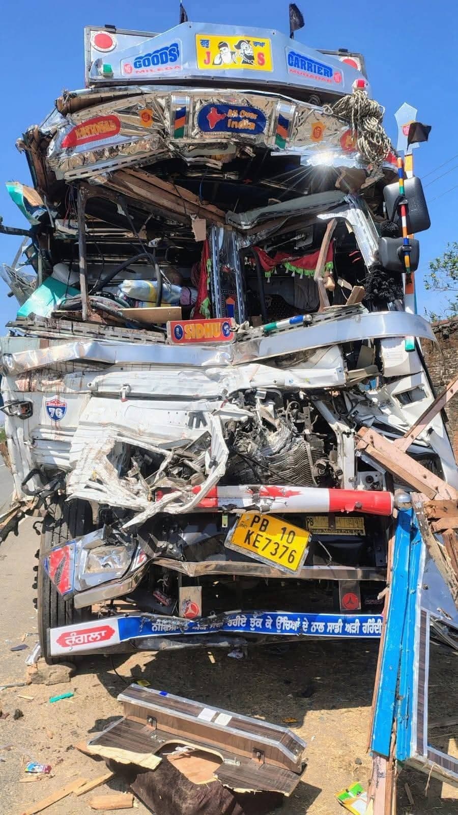 Giridih News :सड़क दुर्घटना में ट्रक चालक की मौत