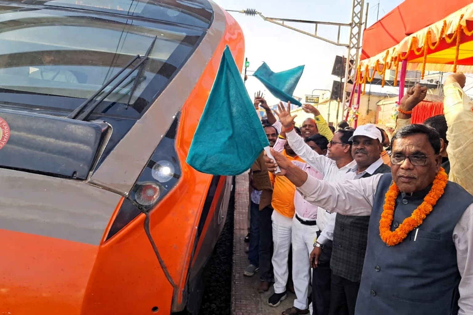 Giridih News :हजारीबाग रोड स्टेशन पर रांची-वाराणसी वंदे भारत एक्सप्रेस का ठहराव शुरू