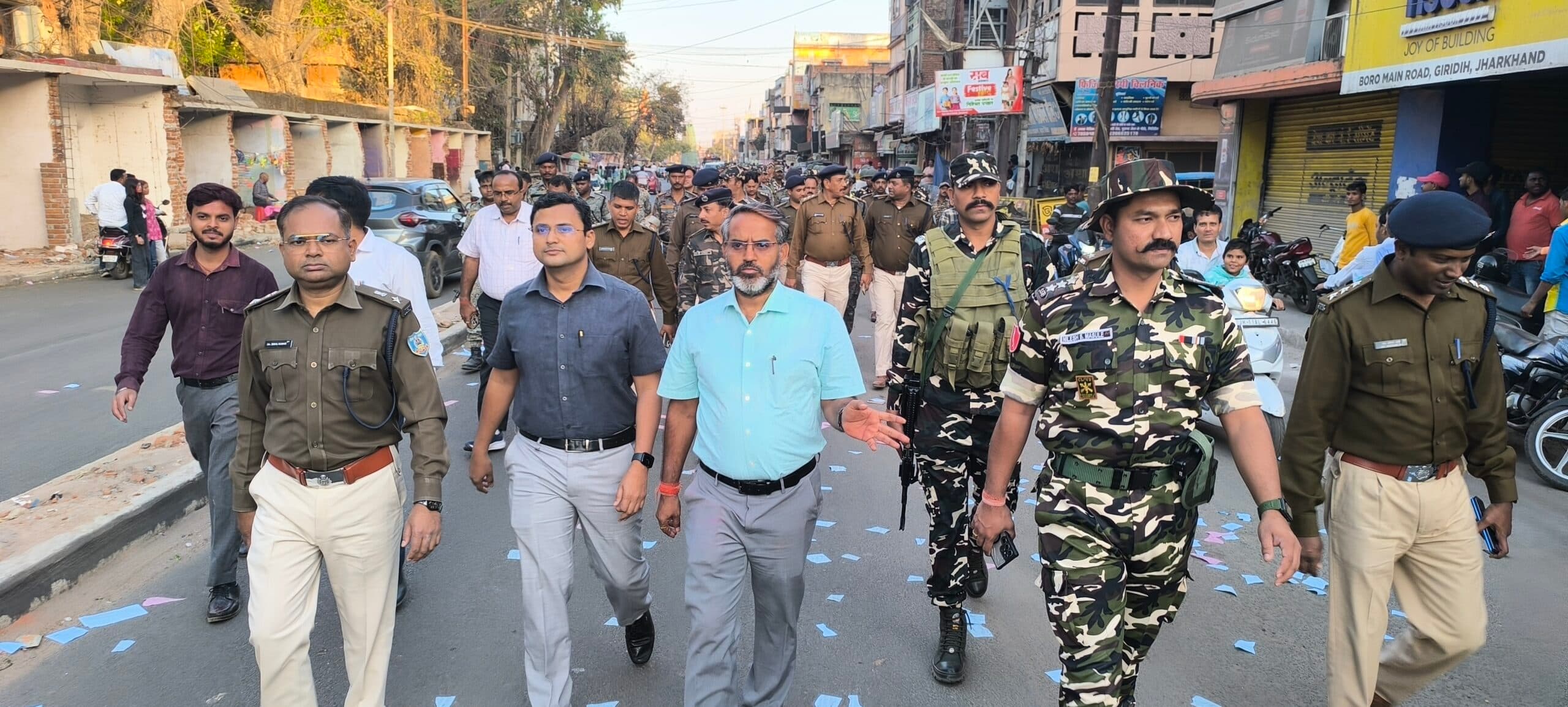 Giridih News :होली को ले पुलिस अलर्ट मोड में, निकला फ्लैग मार्च