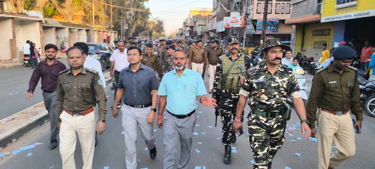 Giridih News :होली को ले पुलिस अलर्ट मोड में, निकला फ्लैग मार्च