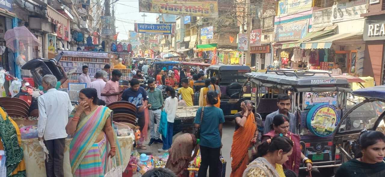 होली की मस्ती में डूबे लोग, कल उड़ेगा रंग-गुलाल