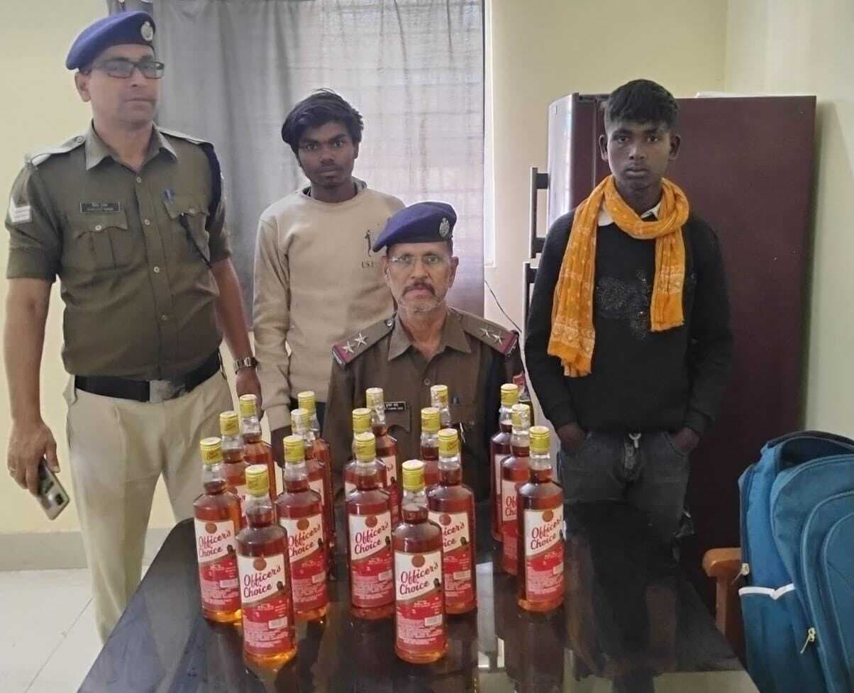 17 बोतल शराब के साथ दो तस्कर गिरफ्तार