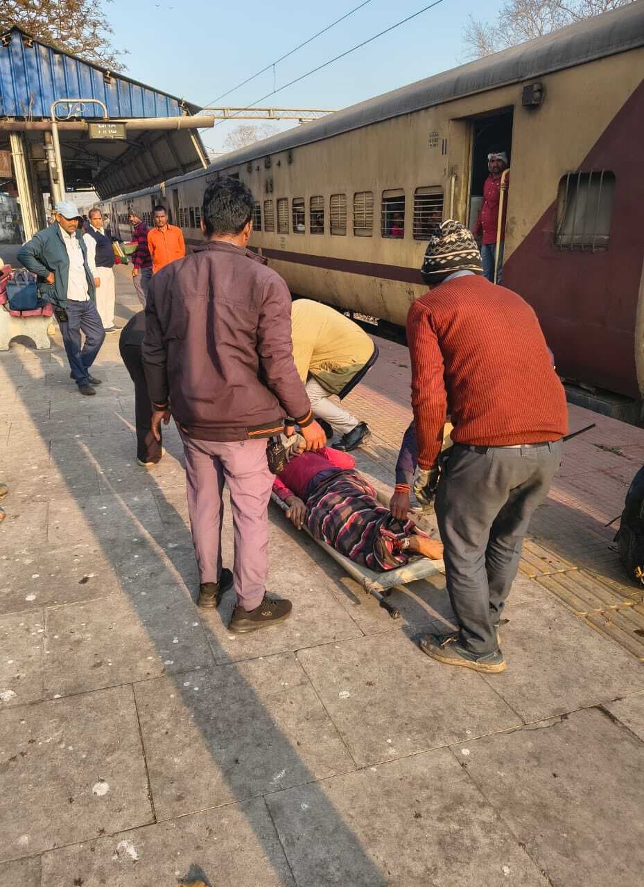 Dhanbad News: ट्रेन में उतरने में फिसला पैर, युवक घायल, हालत गंभीर