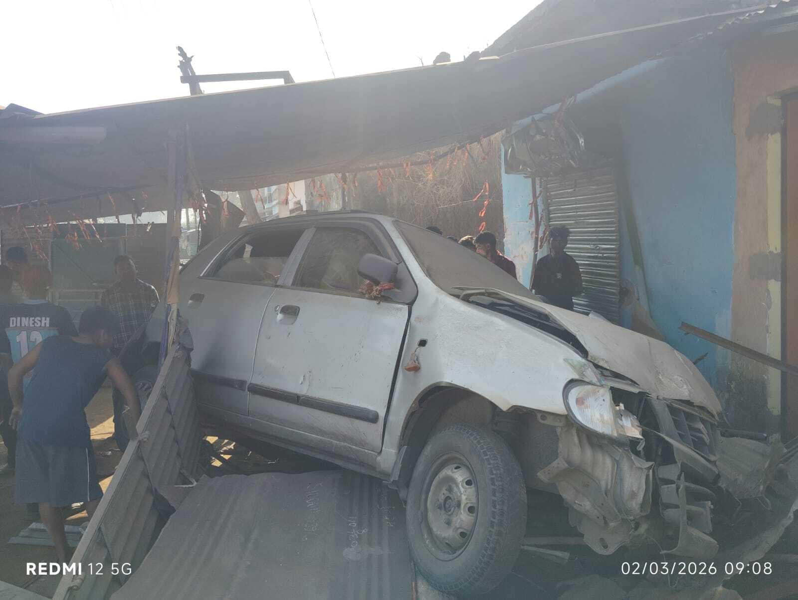 Dhanbad News: तेज रफ्तार कार दुकान में घुसी, सवार फरार