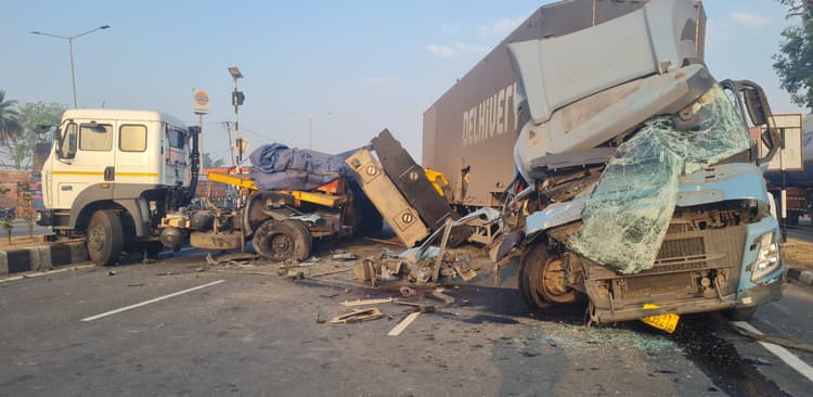 Dhanbad News: राजगंज में दो वाहन टकराये, सिक्स लेन सात घंटे जाम