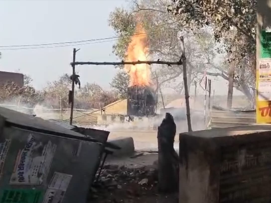 अर्रा गांव के पास दो गुमटी, मड़ई व बाइक में लगायी आग, लाखों की क्षति