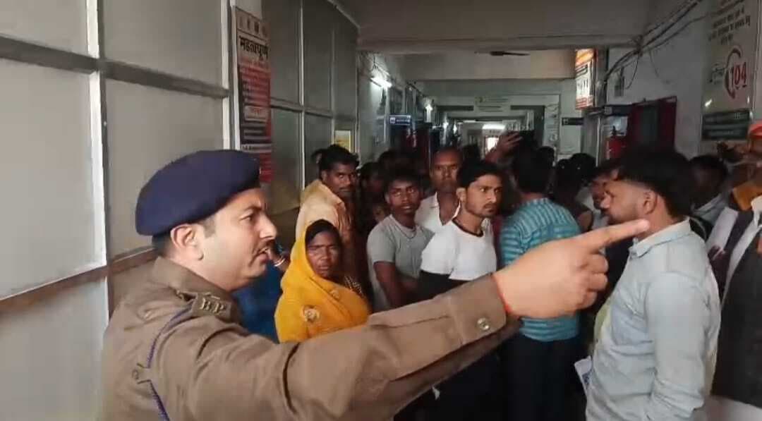 बाइक की टक्कर से युवक घायल, ग्रामीणों ने चालक को जमकर पीटा